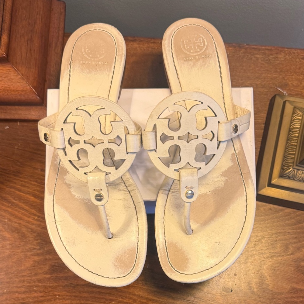 Tory Burch Optic White Leather Logo Miller Thong Sandals Size 10 - Picture 3 of 13